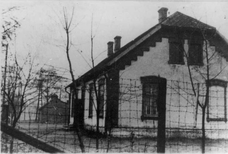 Budynek zamieszkiwany przez więźniarki funkcyjne i francuskie Żydówki, który był centrum masakry. Źródło: Wikipedia