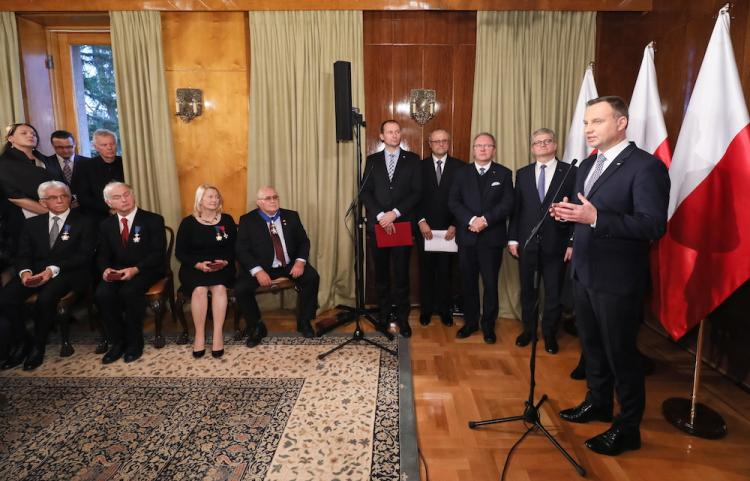 Prezydent Andrzej Duda  podczas spotkania z przedstawicielami Polonii mieszkającymi w Finlandii w rezydencji ambasadora RP w Helsinkach. Fot. PAP/P. Supernak