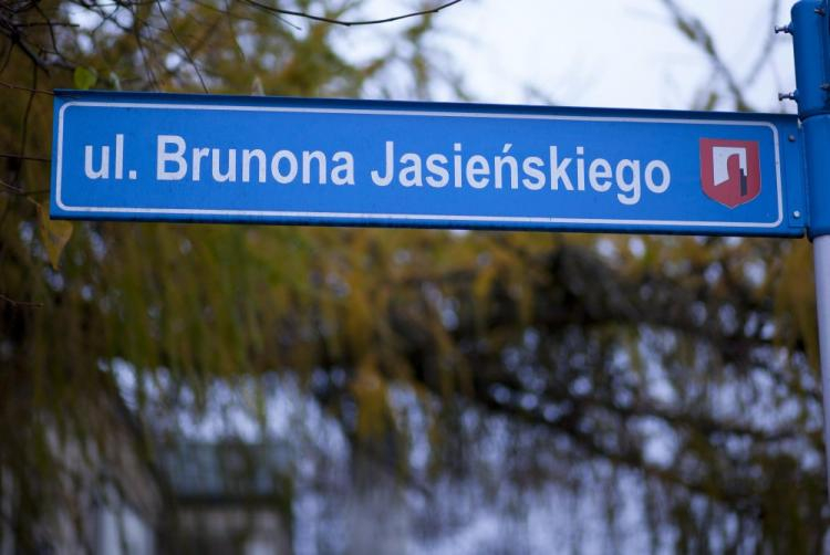 Tabliczka z nazwą ulicy Brunona Jasieńskiego w Klimontowie. 2013 r. Fot. PAP/M. Walczak 