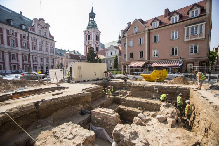 Prace archeologiczne na placu Kolegiackim w Poznaniu. 09.2016. Fot. PAP/B. Jankowski 