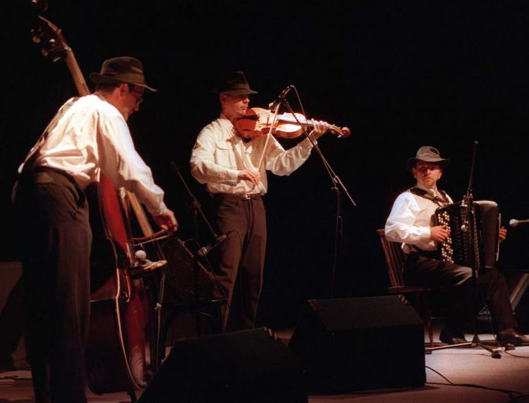 Zespół Kroke: Tomasz Kukurba (skrzypce, wokal), Jerzy Bawol (akordeon) i Tomasz Lato (kontrabas), 1999. Fot. PAP/A. Rybczyński