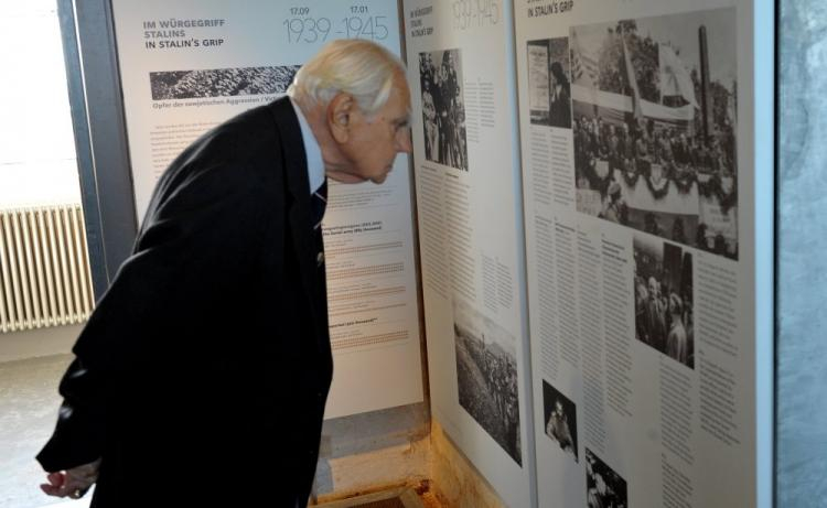 Prof. Zbigniew Kruszewski ogląda wystawę „Powstanie Warszawskie 1944” w Muzeum Historyczno-Technicznym Peenemunde. Fot. PAP/M. Bielecki 