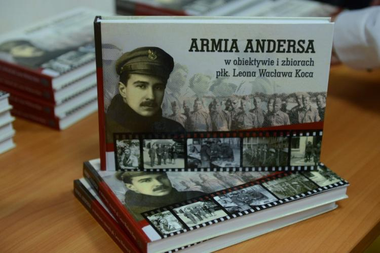 Album "Armia Andersa w obiektywie i zbiorach płk, Leona Wacława Koca". Fot. PAP/J. Kamiński 