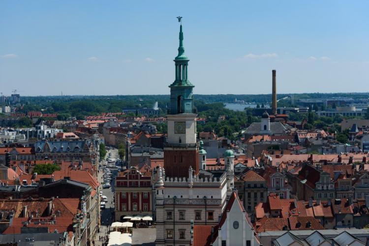 Poznań - widok z wieży zamkowej na ratusz. Fot. PAP/J. Kaczmarczyk