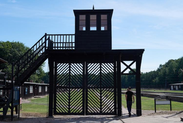 Główna brama, zwana „Bramą śmierci”, do byłego obozu koncentracyjnego KL Stutthof. Fot. PAP/A. Warżawa