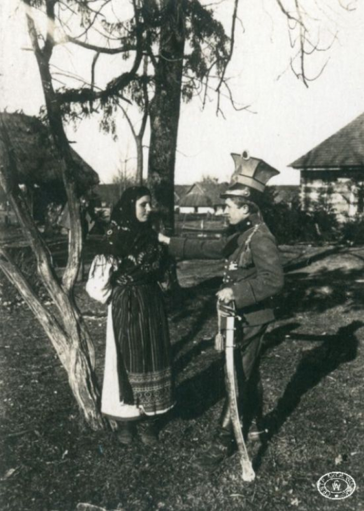 Dziewczyna i ułan z 1 pułku Legionów Polskich w Werechach. Wiosna 1916 r. Źródło: CAW