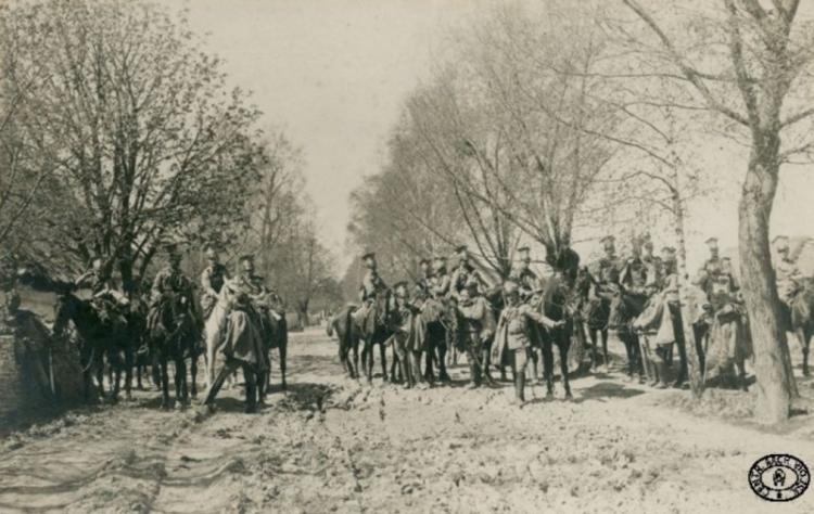 Ułani z 1 Dywizjonu Kawalerii I Brygady Legionów. Rejon walk nad Nidą. Wiosna, 1915 r. Źródło: CAW