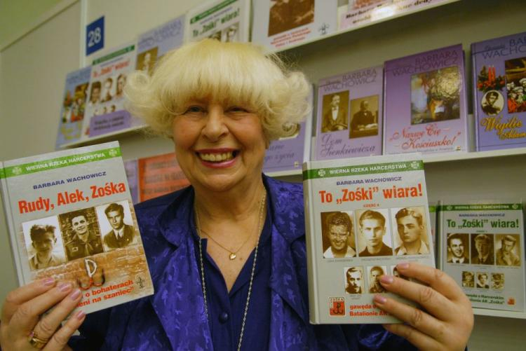 Barbara Wachowicz prezentuje swoje publikacje na Targach Książki Edukacyjnej (2007). Fot. PAP/A. Rybczyński