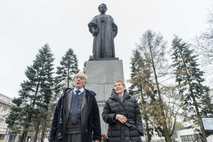 Prof. Helene Langevin-Joliot (P) i prof. Pierre Joliot (L) przy pomniku Marii Skłodowskiej - Curie w Lublinie. Fot. PAP/W. Pacewicz