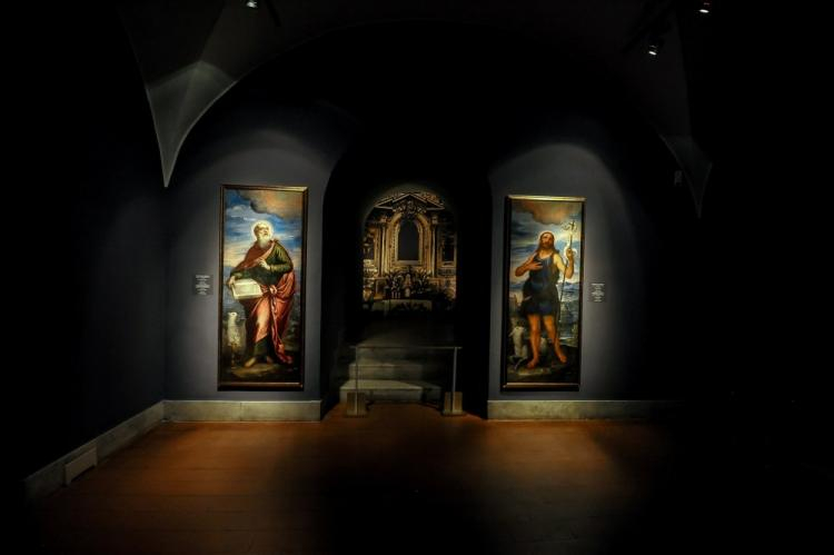 Dwa dzieła Domenica Tintoretta przedstawiające św. Jana Chrzciciela (P) i św. Jana Ewangelistę zaprezentowano na Zamku Królewskim w Warszawie. Fot. PAP/M. Obara