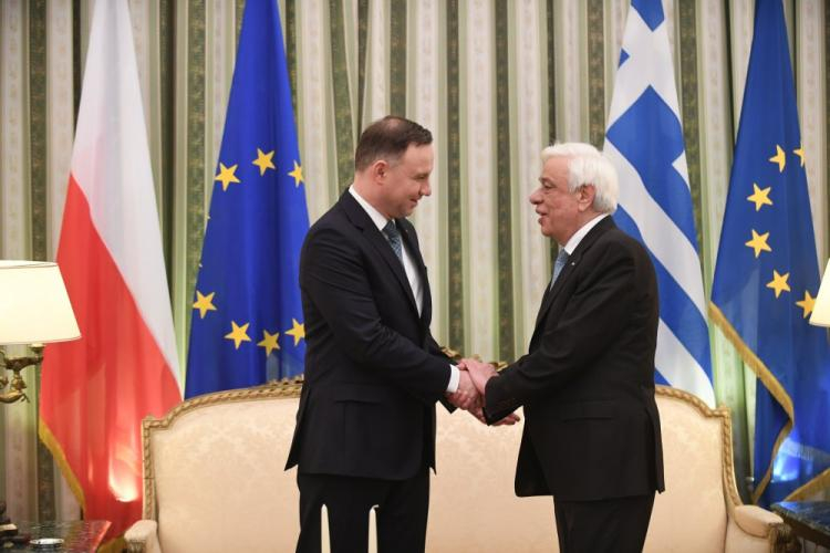 Prezydent Andrzej Duda (L) oraz prezydent Grecji Prokopis Pawlopulos podczas spotkania w Atenach. Fot. PAP/B. Zborowski