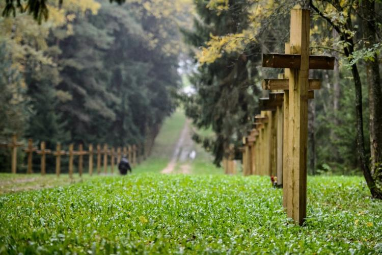 Uroczysko Kuropaty na skraju Mińska na Białorusi, w którym odkryte zostały masowe groby ludzi rozstrzelanych przez NKWD w latach 1937–1941. Fot. PAP/W. Pacewicz