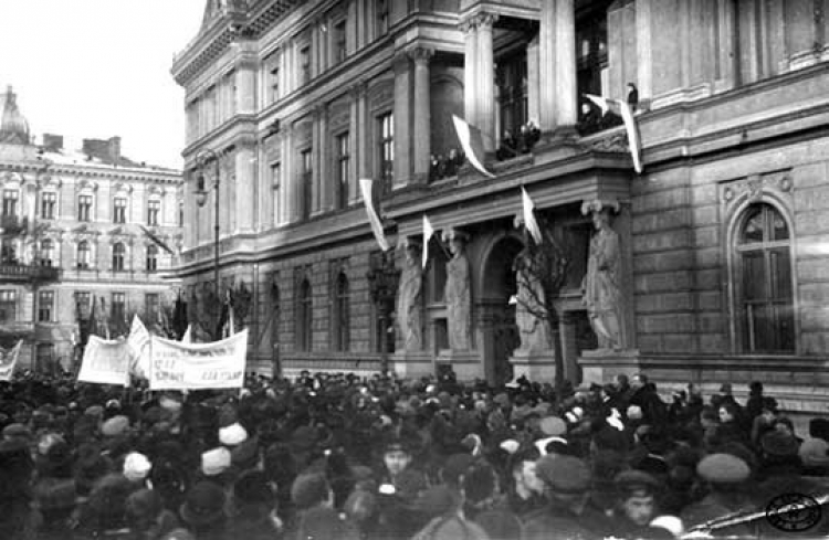 Manifestacja przed siedzibą pierwszego rządu w niepodległej Polsce. Warszawa, 14 listopada 1918 r. Fot. CAW