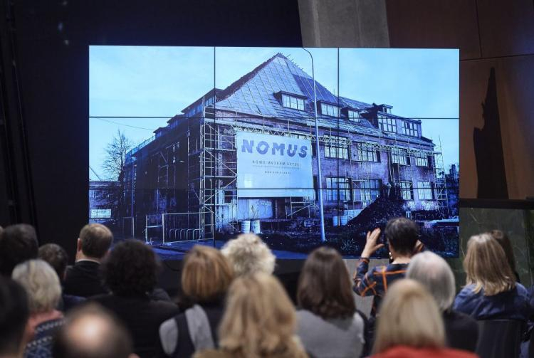 Prezentacja multimedialna podczas publicznej inauguracji projektu "Nomus. Nowe Muzeum Sztuki" w Gdańsku. Fot. PAP/A. Warżawa