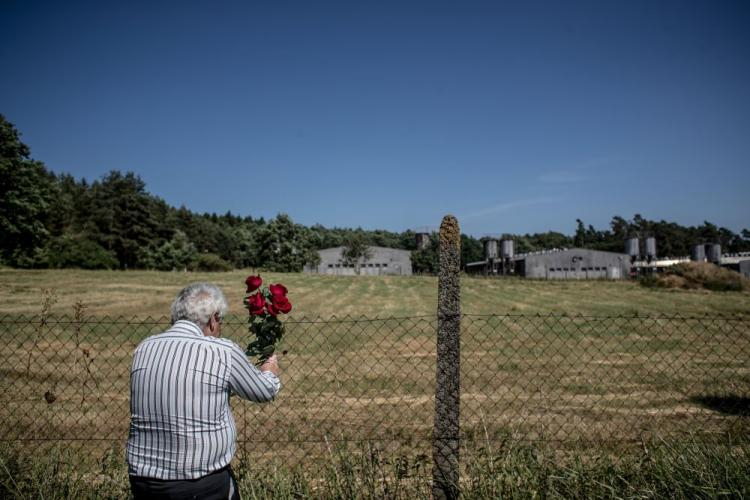 Widok na teren byłego obozu koncentracyjnego dla Romów w Letach, na którym po wojnie zbudowano fermę trzody chlewnej. Fot. PAP/EPA