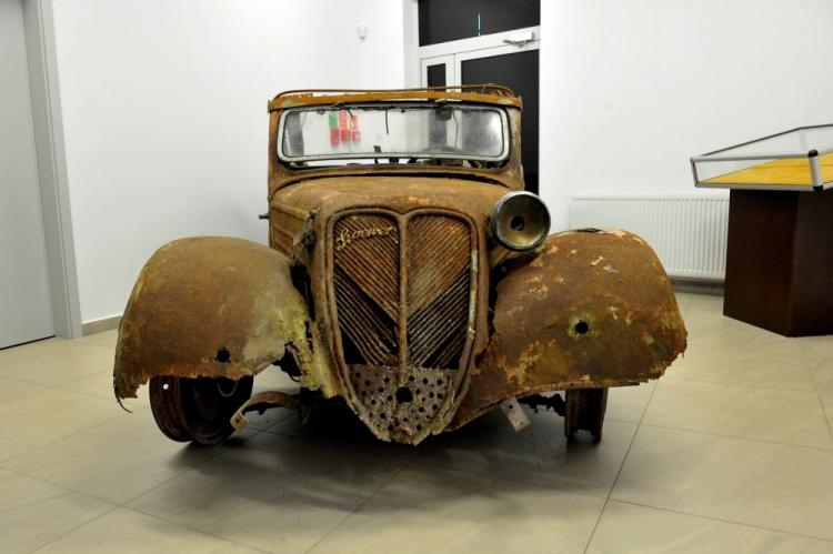 Samochód marki Stoewer Greif Junior Cabrio trafił do Muzeum Historii Ziemi Kamieńskiej w Kamieniu Pomorskim. Fot. PAP/M. Bielecki