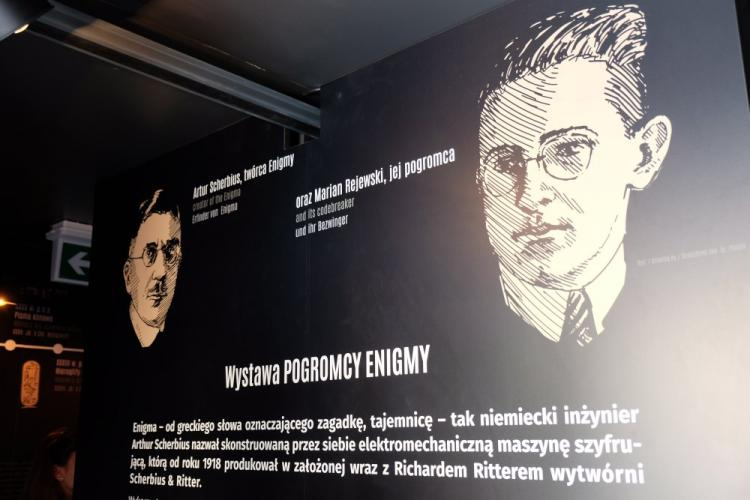 Fragment ekspozycji tzw. szyfrokonteneru, który stanął przed CK Zamek w Poznaniu w 2016 r. jako zapowiedź powstającego Muzeum Enigmy. Fot. PAP/J. Kaczmarczyk