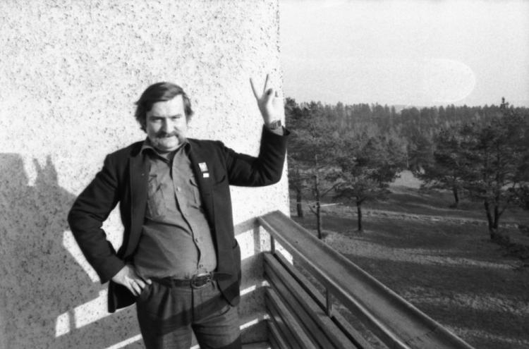 Lech Wałęsa zwolniony z internowania. 11.1982. Fot. PAP/CAF/I. Radkiewicz