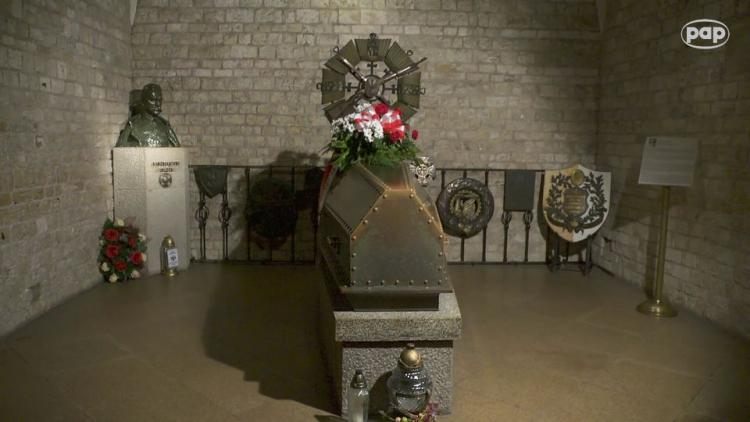 Sarkofag Józefa Piłsudskiego w krypcie Pod Wieżą Srebrnych Dzwonów. Fot. Serwis Wideo PAP