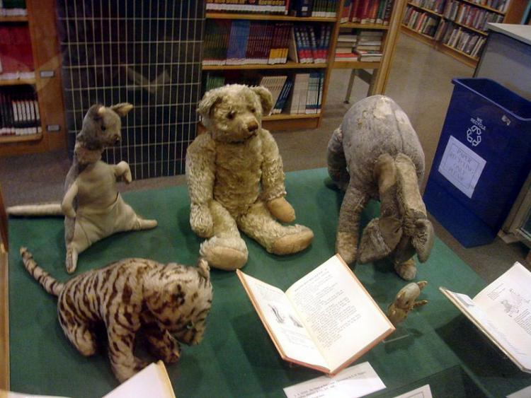 Zabawki stanowiące pierwowzór Kubusia Puchatka i jego przyjaciół. Źródło: Wikimedia Commons