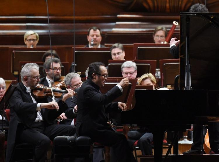 Pianista Dang Thai Son podczas koncertu w warszawskiej Filharmonii Narodowej. 2015 r.  Fot. PAP/R. Pietruszka