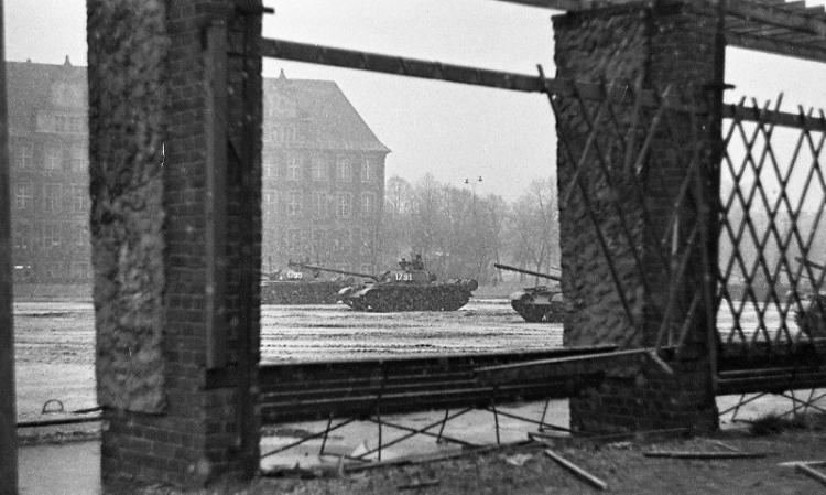 Grudzień'70 w Elblągu: czołgi na pl. Jedności Narodu (obecnie pl. Konstytucji) przed gmachem sądu. Fot. IPN