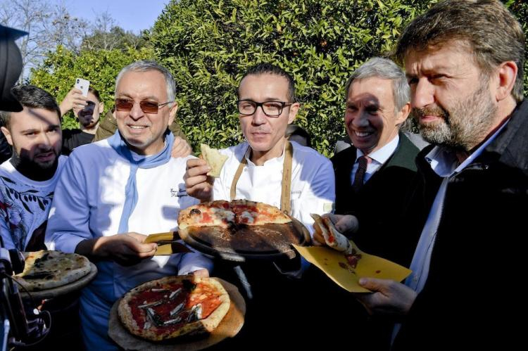 Włoski minister ds. dziedzictwa kulturowego, Dario Franceschini (R), odwiedza pierwszy kamienny piec w Capodimonte w Neapolu, w którym została upieczona pizza Margherita. Sztukę piekarzy neapolitańskiej pizzy wpisano na listę kulturowego dziedzictwa ludzkości UNESCO. Fot. PAP/EPA