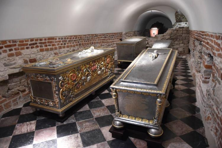  Pięć odnowionych w tym roku sarkofagów królewskich. Fot. PAP/J. Bednarczyk