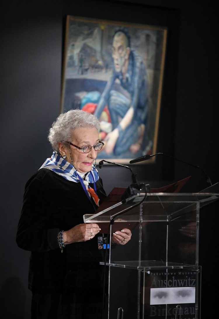 Była więźniarka Bronisława Karakulska przemawia w budynku "Sauny" na terenie byłego obozu Auschwitz II-Birkenau podczas obchodów 73. rocznicy wyzwolenia niemieckiego obozu zagłady KL Auschwitz-Birkenau. Fot. PAP/S. Rozpędzik
