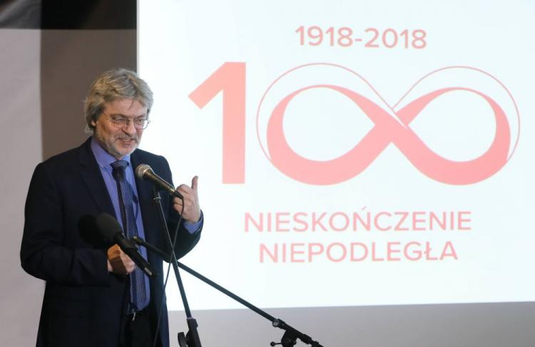Prezes Ośrodka KARTA Zbigniew Gluza podczas konferencji inaugurującej projekt "Nieskończenie Niepodległa 1918-2018". Fot. PAP/P. Supernak