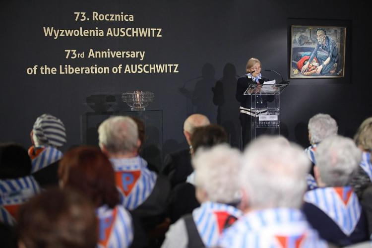 Była więźniarka Maria Hoerl przemawia w budynku "Sauny" na terenie byłego obozu Auschwitz II-Birkenau podczas obchodów 73. rocznicy wyzwolenia niemieckiego obozu zagłady KL Auschwitz-Birkenau. Fot. PAP/S. Rozpędzik