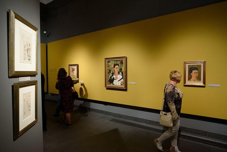 Wystawa „Frida Kahlo i Diego Rivera. Polski kontekst” w poznańskim Centrum Kultury Zamek. Fot. PAP/J. Kaczmarczyk