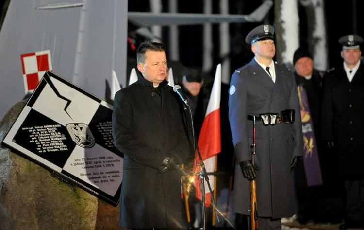 Minister obrony narodowej Mariusz Błaszczak (L) podczas uroczystości w 10. rocznicę katastrofy samolotu CASA w Mirosławcu. Fot. PAP/M. Bielecki