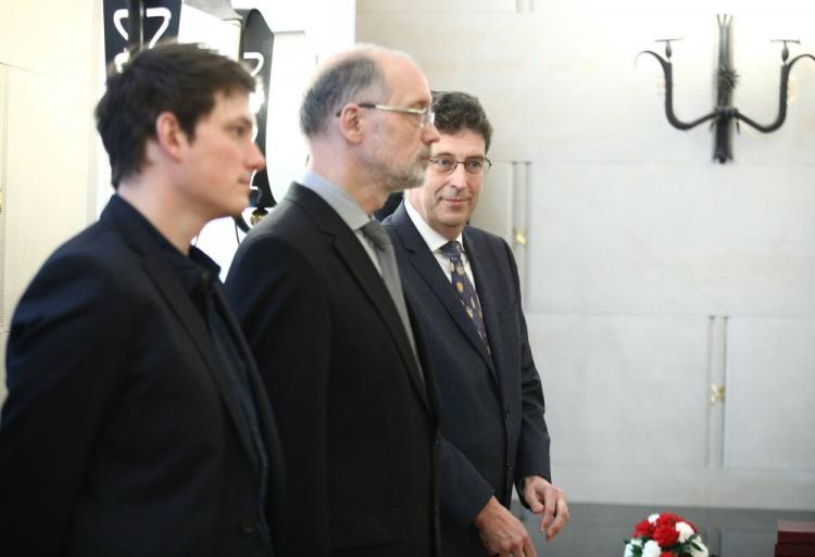 Dr Daniel Brewing (L), prof. Robert Frost (P) oraz prof. Andrzej Nowak (2L). Fot. PAP/L. Szymański