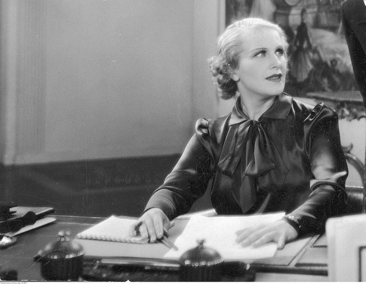 Tola Mankiewiczówna jako Zuzanna w jednej ze scen filmu "Pani minister tańczy". 1937 r. Fot. NAC