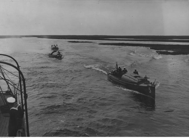 Trzy motorówki Flotylli Pińskiej na rzece Pinie. Źródło: NAC