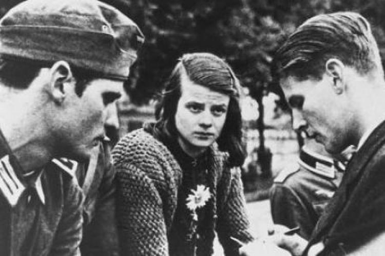 Hans Scholl, Sophie Scholl i Christoph Probst. Kadr z filmu dokumentalnego "Sophie Scholl. Na przekór przemocy" (2005)