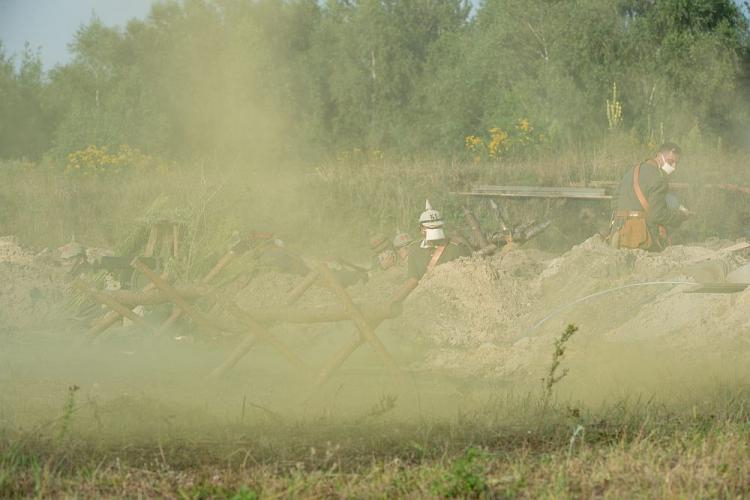 Rekonstrukcja ataku z użyciem gazów bojowych podczas V Międzynarodowego Zlotu Historycznego w Bolimowie. 2014 r. Fot. PAP/G. Michałowski
