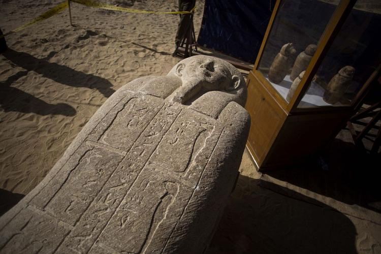 Sarkofag odkryty przez egipskich archeologów koło miejscowości Tuna el-Dżebel. Fot. PAP/EPA