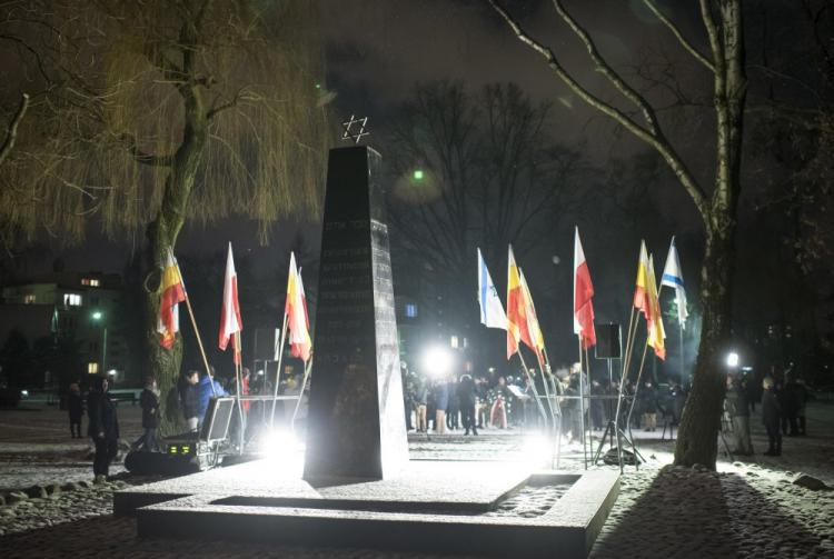 Uroczystości przed pomnikiem bohaterów getta w Białymstoku podczas obchodów 75. rocznicy powstania w getcie białostockim. Fot. PAP/M. Zieliński