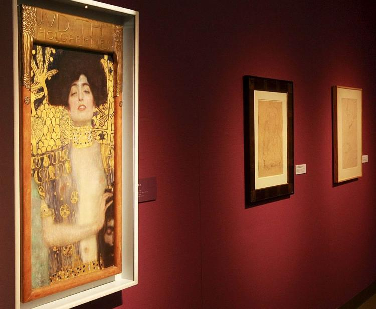 Obraz "Judyta I" (z lewej) Gustava Klimta. Fot. PAP/EPA