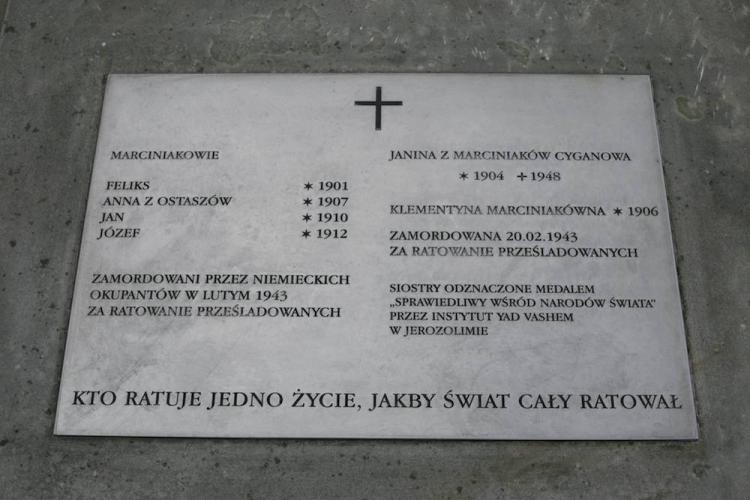 Grób tragicznie zmarłych członków rodziny Marciniaków, 23 bm. na cmentarzu parafialnym w Rogóźnie. Fot. PAP/W. Jargiło