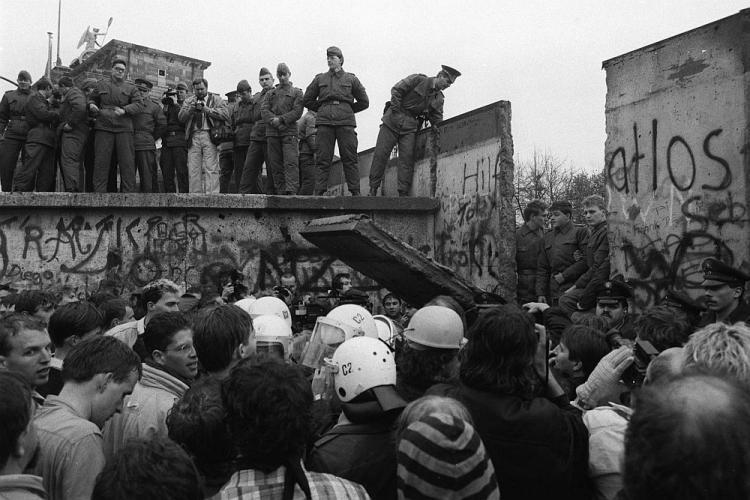 Rozbieranie muru berlińskiego. 1989 r. Fot. PAP/J. Undro