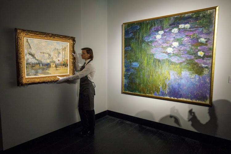 Obraz nenufaru Moneta pt. "Nympheas en fleur" wystawiony na aukcji w  londyńskim domu aukcyjnym Christie's. Fot. PAP/EPA