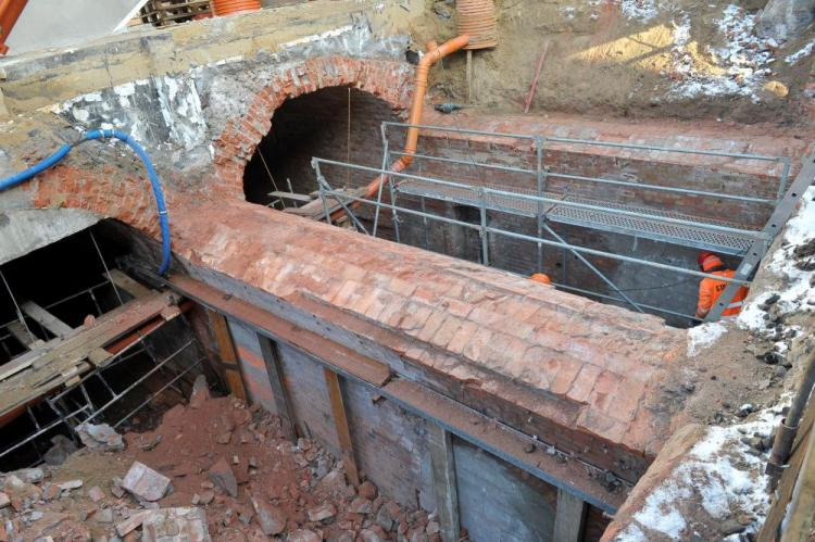 Tunele odkryte podczas prac remontowych na peronie drugim Dworca Głównego w Szczecinie. Fot. PAP/M. Bielecki