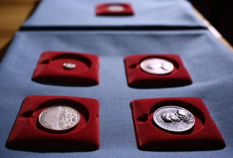 Nabytki numizmatyczne, zaprezentowane podczas konferencji prasowej nt. najnowszych unikatowych zakupów aukcyjnych Zamku Królewskiego. Fot. PAP/L. Szymański