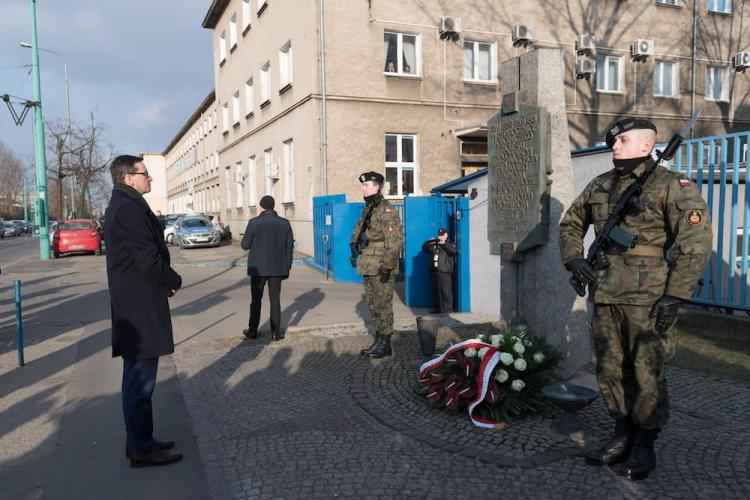 . Premier RP Mateusz Morawiecki (L) składa kwiaty przed pomnikiem upamiętniającym ofiary Czerwca '56. Fot. PAP/J. Kaczmarczyk  
