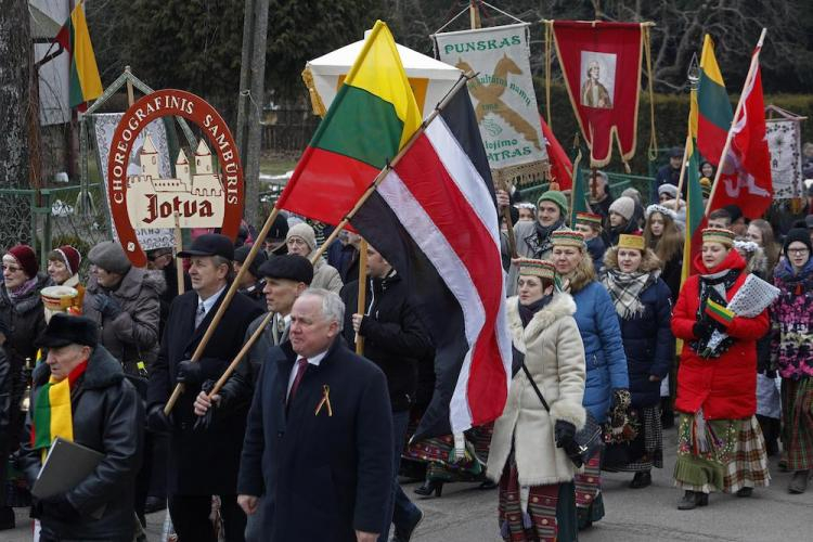 czestnicy obchodów 100. rocznicy odzyskania niepodległości Litwy w drodze do Domu Kultury Litewskiej w Puńsku. Fot. PAP/A. Reszko
