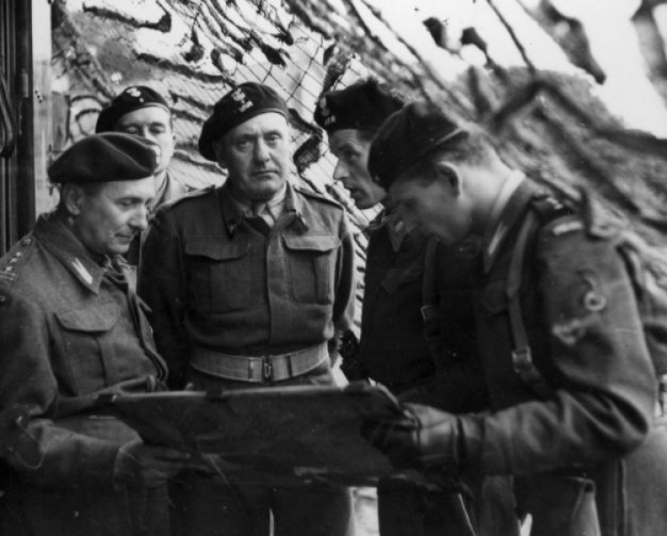 1 Dywizja Pancerna. Od lewej: płk. dypl. Kazimierz Dworak, gen. Stanisław Maczek, rtm. T. Wysocki. Scarborough, 07.1944. Źródło: NAC 