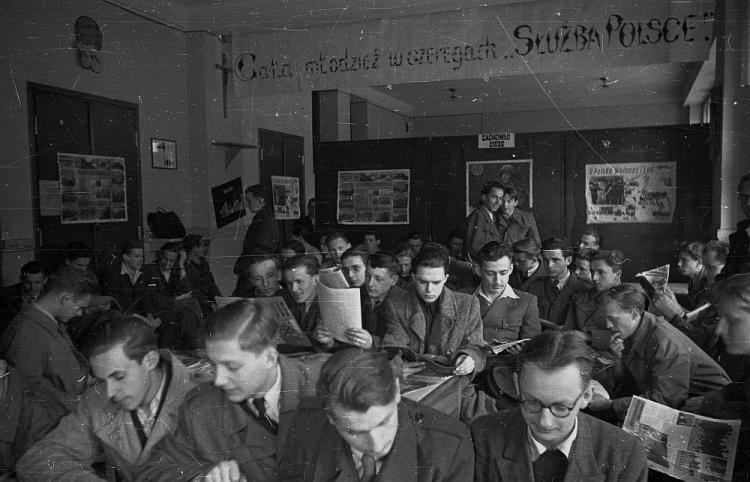 Nabór do paramilitarnej organizacji Służba Polsce - rekruci czekają na badania przed komisją lekarską. Warszawa, 03.1948. Fot. PAP/CAF